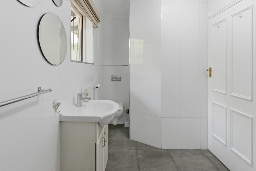 7 Bedroom Property for Sale in Mountainside Western Cape